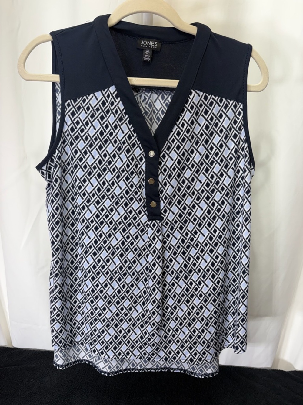 Jones New York Navy & White Geometric V-Neck Sleeveless Camisole 2657